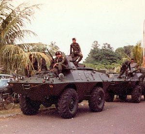 Pada tahun 70-an V-150 TNI AD di cat warna hijau tua