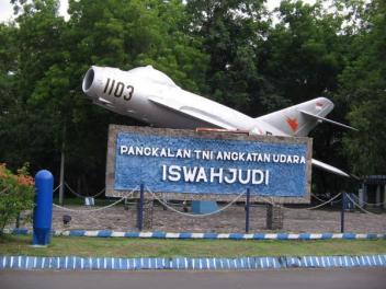 MIG-17 TNI-AU di pintu masuk Lanud Iswahyudi, Madiun