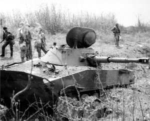 Sebuah PT-76 milik Vietnam Utara yang berhasil dihancurkan oleh militer AS