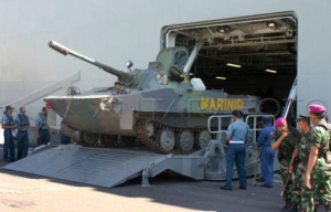 PT-76 saat keluar dari pintu KRI Surabaya