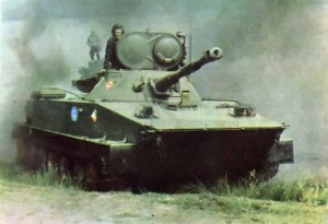 PT-76 in Action, tampilan kubah versi lama dengan meriam 76mm