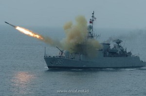 KRI Fatahilah saat melepaskan roket mortir anti kapal selam