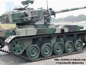 AMX-13 dilengkapi machine gun FN MAG 7,62 mm pada sisi kubah komandan