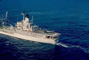 Sebuah Heli Sea King di atas deck Green Rover