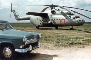 Perbandingan besar sebuah sedan dan heli Mi-6