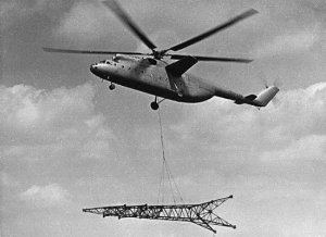 Mi-6 tampak menggotong tower Sutet