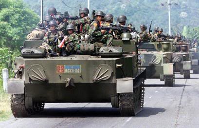 BTR-50 ditumpangi banyak personel dalam operasi militer di NAD, kira-kira kondisi seperti ini juga kerap terjadi saat operasi Seroja di Timor Timur