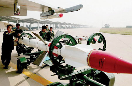 R-27 milik AU Cina dalam proses loading