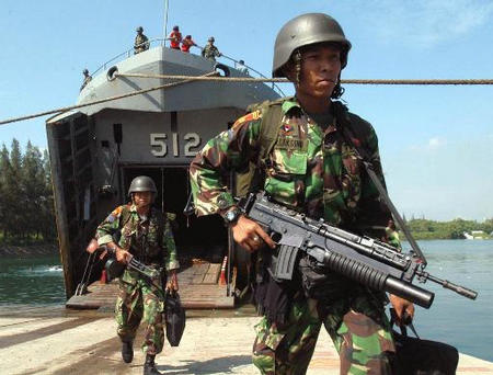 Personel Korps Marinir TNI AL menyandang SS-1 SPG-1