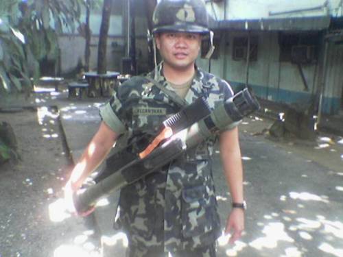 Prajurit Marinir Filipina nampak membawa Armbrust