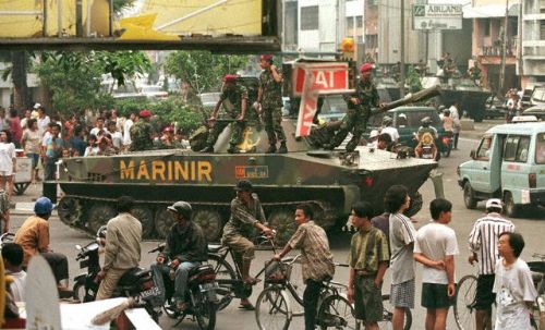 Tank PT-76 Korps Marinir TNI AL menjadi kekuatan deteren saat kerusuhan 1998 di Jakarta