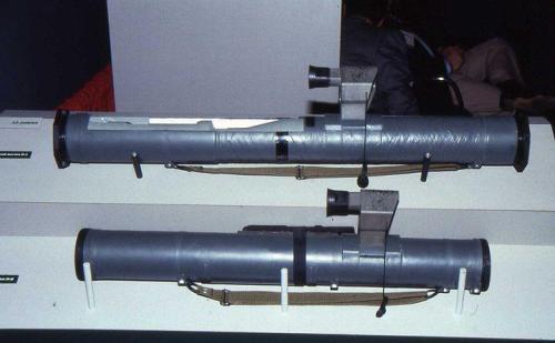 Tampak bawah adalah C90-C, sementara tampak atas adalah C90-CR, versi roket yang lebih baru dengan tambahan kekuatan pada motor roket, dimensinya pun lebih panjang.