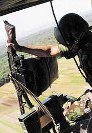 Bila US Army di Vietnam mengusung senapan mesin M-60 pada Heli Huey, maka Penerbad menggunakan FN MAC 7,62 mm