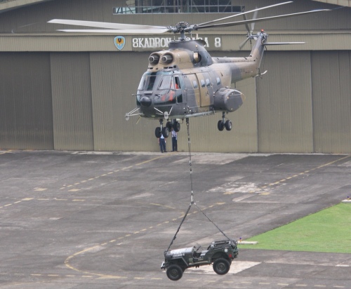 Sebagai heli "angkut berat" SA-330 dapat membawa muatan lewat sling.