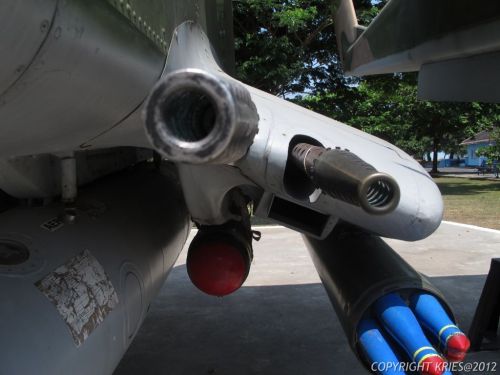 Tampak laras kanon 12,7mm dan peluncur roket FFAR pada pesawat OV-10F Bronco TNI  AU