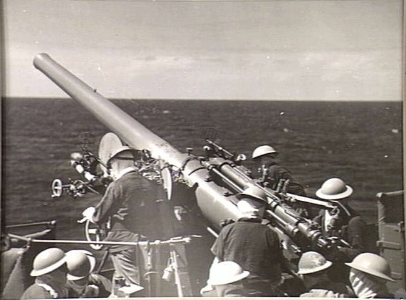 QF_4_inch_Mk_V_gun_HMAS_Sydney_1941_AWM_005707