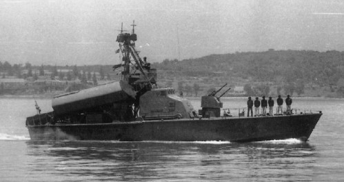 Kanon 2M3 25mm Twin pada haluan kapal cepat rudal kelas Komar