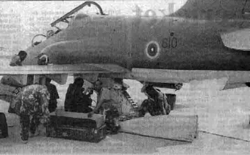 Proses reload amunisi pada pod ADEN 30mm di pesawat Hawk