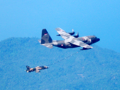 KC-130B Hercules dan Hawk 200