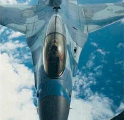 F-16 B TNI AU dalam uji air refuelling dengan teknik Boom