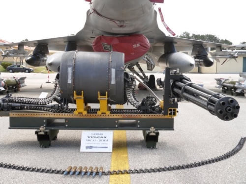 Vulcan M61 A1 berikut feed system dan drum magasin di jet F-16 Fighting Falcon