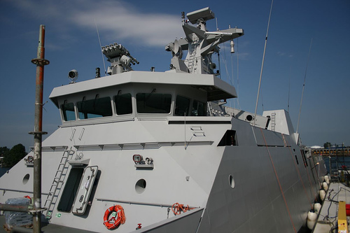 MW08 dapat dikenali sebagai perangkat yang ditempatkan paling atas dari menara kapal perang SIGMA Class TNI AL