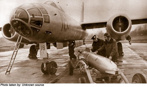 Il-28T Uni Soviet saat proses loading torpedo RAT-52