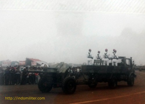 M-30 ditarik truk Unimog dalam defile HUT ABRI ke-50