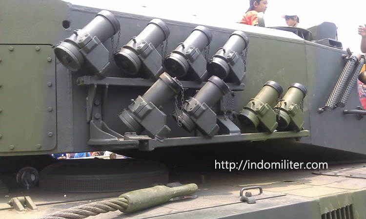 Pelontar granat pada kubah meriam 120mm Leopard 2 A4 TNI AD