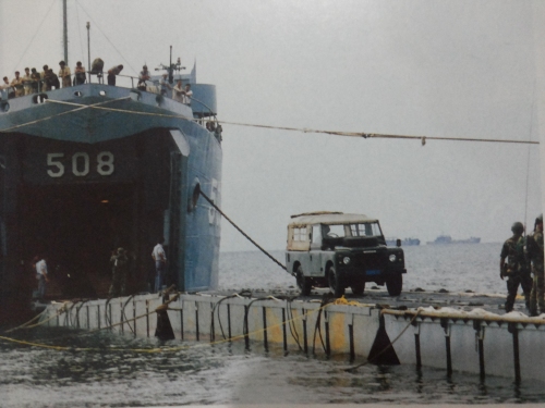 Sebelum era LCU, untuk mendaratkan rantis non amfibi digunakan jembatan ponton yang dipasang dari LST ke bibir pantai. 