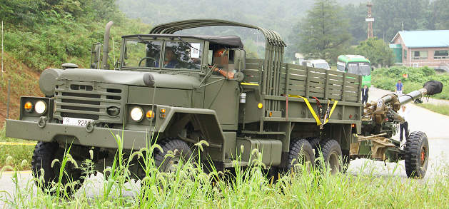 Tampak KH-179 ditarik truk KIA KM500 dalam Latgab TNI AD di Baturaja, Sumatera Selatan.