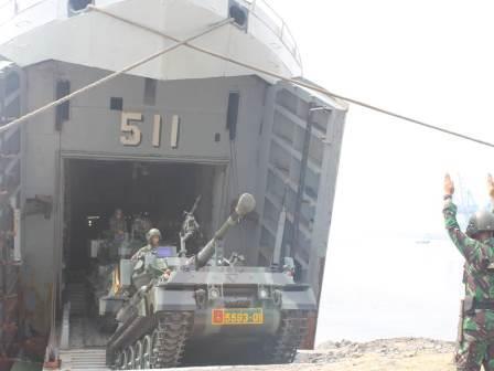 Tank Scorpion TNI AD didaratkan dari LST TNI AL