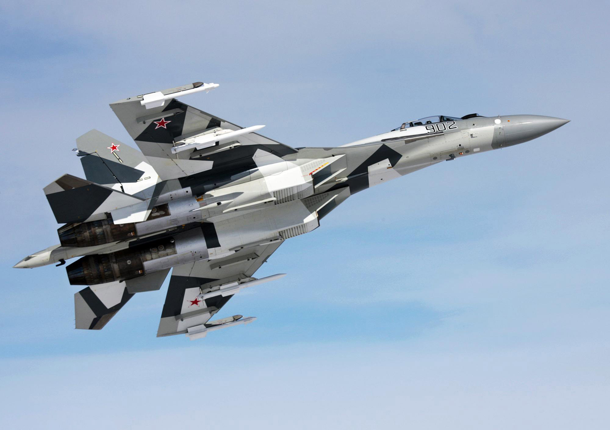 Su-35 nampak gagah dengan bekal rudal R-73.