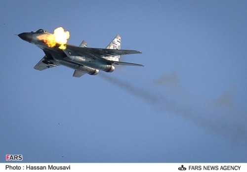 MiG-29 milik AU Iran tampak sedang menembakan kanon GSh-30-1.