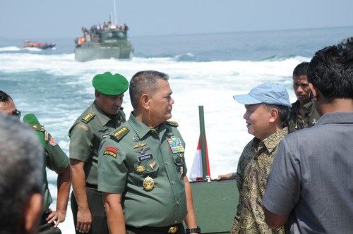 KSAD Jenderal Boediman saat meninjau KMC Komando.