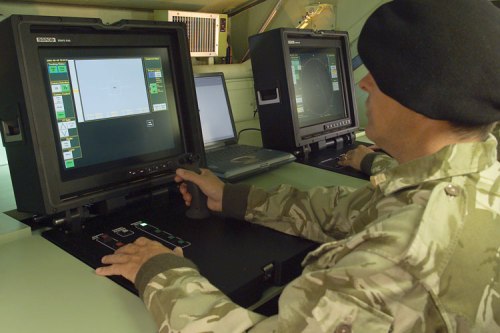 Operator (juru tembak) mengendalikan senjata lewat joystick di dalam Command Post.