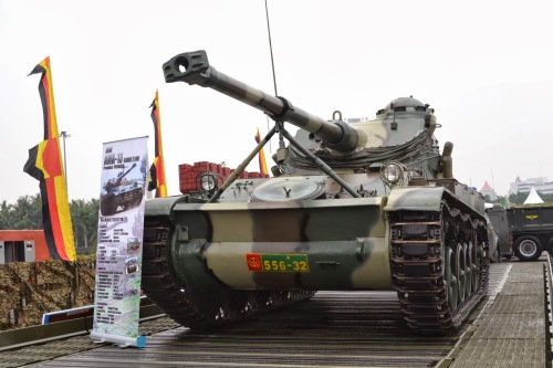 AMX-13 dengan meriam 75 mm.