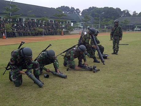 Persiapan satuan tembak mortir TNI AD.