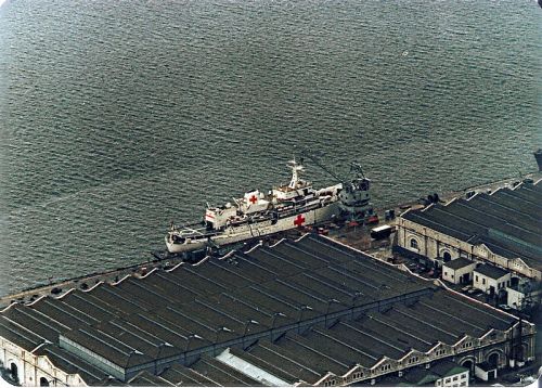 Jelang operasi di Malvinas. HMS Hecla tengah dipersiapkan dikonversi menjadi kapal rumah sakit di pelabuhan Gibraltar.