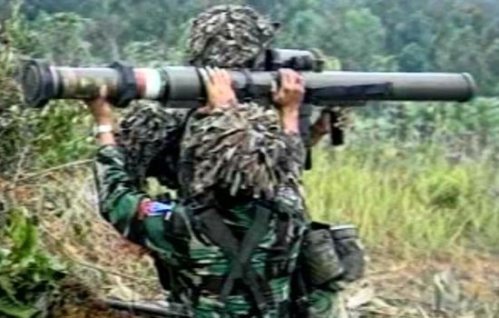 Aksi penembakkan LRAC 89 oleh prajurit TNI AD.