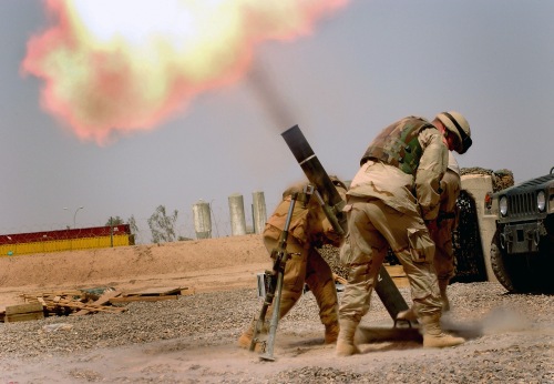 Pasukan AS tengah menembakkan mortir di Irak.