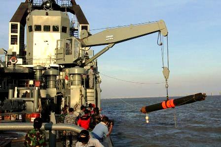 Dilengkapi crane, KRI Soputan membawa kembali torpedo SUT yang ditembakkan dari kapal selam dalam misi latihan.