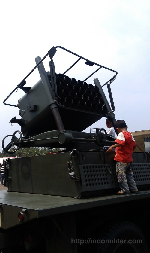 Roket M-51 130mm dengan platform truk REO dalam Pameran Alutsista TNI AD 2012