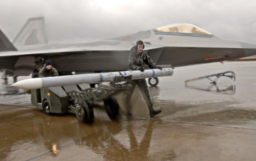 Nampak AIM-120 AMRAMM dengan latar F-22 Raptor.