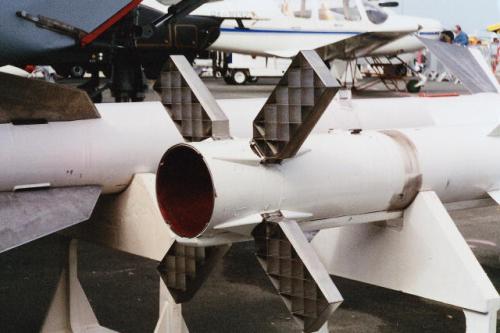 Menunjang manuver yang tinggi, R-77 dilengkapi 4 fin pada bagian ekor.