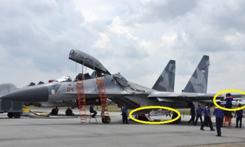 Nampak Sukhoi Su-30MK TNI AU dengan dua rudal terpasang. Rudal pada ujung sayap adalah R-73 dan rudal dibawah air intake adalah R-77.