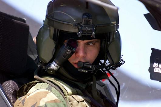 Helm pilot/kopilot Apache dengan teknologi IHADSS.