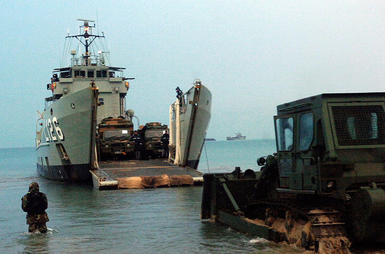 Proses offloading di HMAS Balikpapan