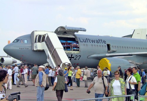 Selain basis A330, Airbus Military juga punya varian Airbus A310 MRTT, seperti yang dioperasikan AU Jerman.
