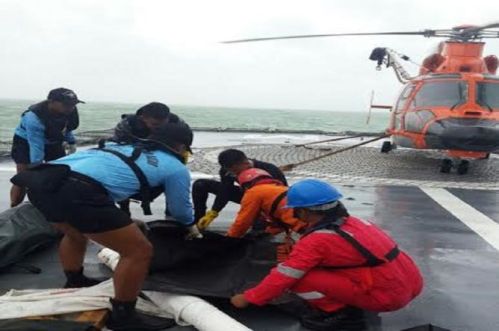 Evakuasi korban Air Asia QZ8501, Dauphin saat di atas dek KRI Bung Tomo 357.
